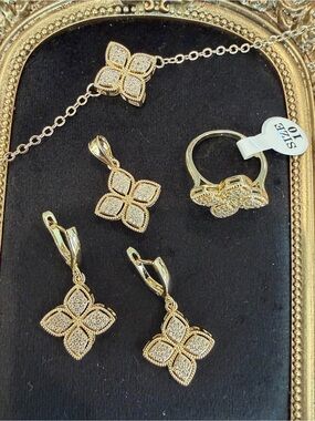 Gold Tone Four Leaf Clover Jewelry Set Earrings, Pendant, Ring & Bracelet –